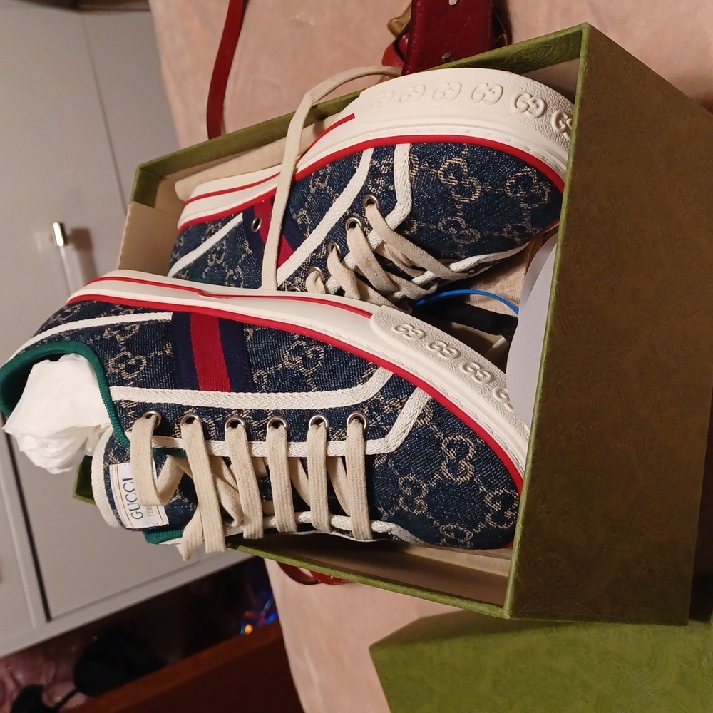 Authentic  gucci shoes new